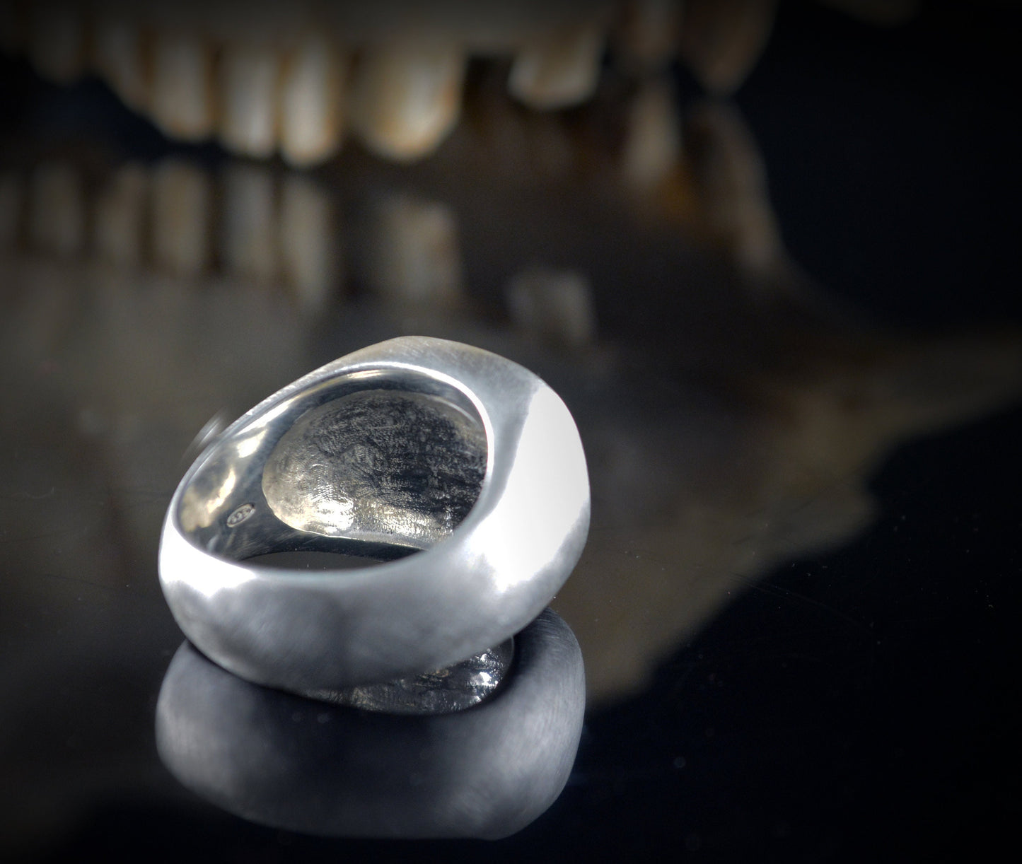 Anillo sello con calavera de lobo y ónix negro, Anillo exclusivo para él - D´Cast