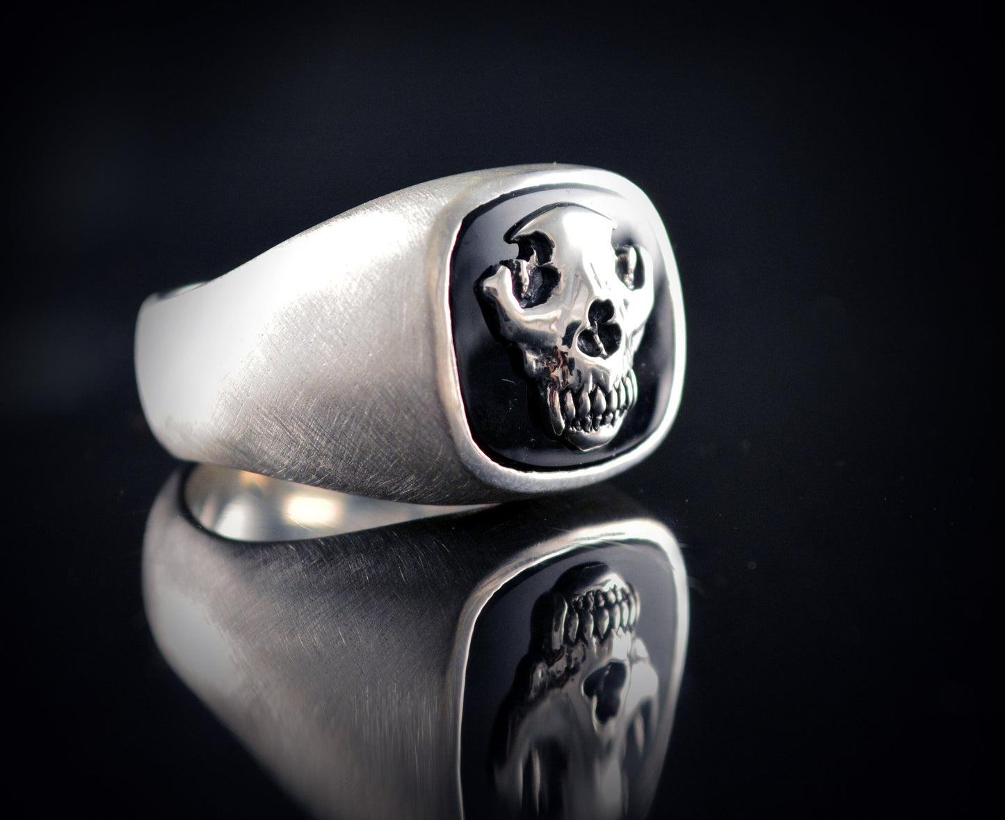Anillo sello con calavera de lobo y ónix negro, Anillo exclusivo para él - D´Cast