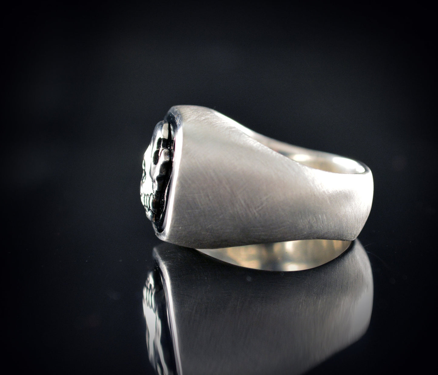 Anillo sello con calavera de lobo y ónix negro, Anillo exclusivo para él - D´Cast