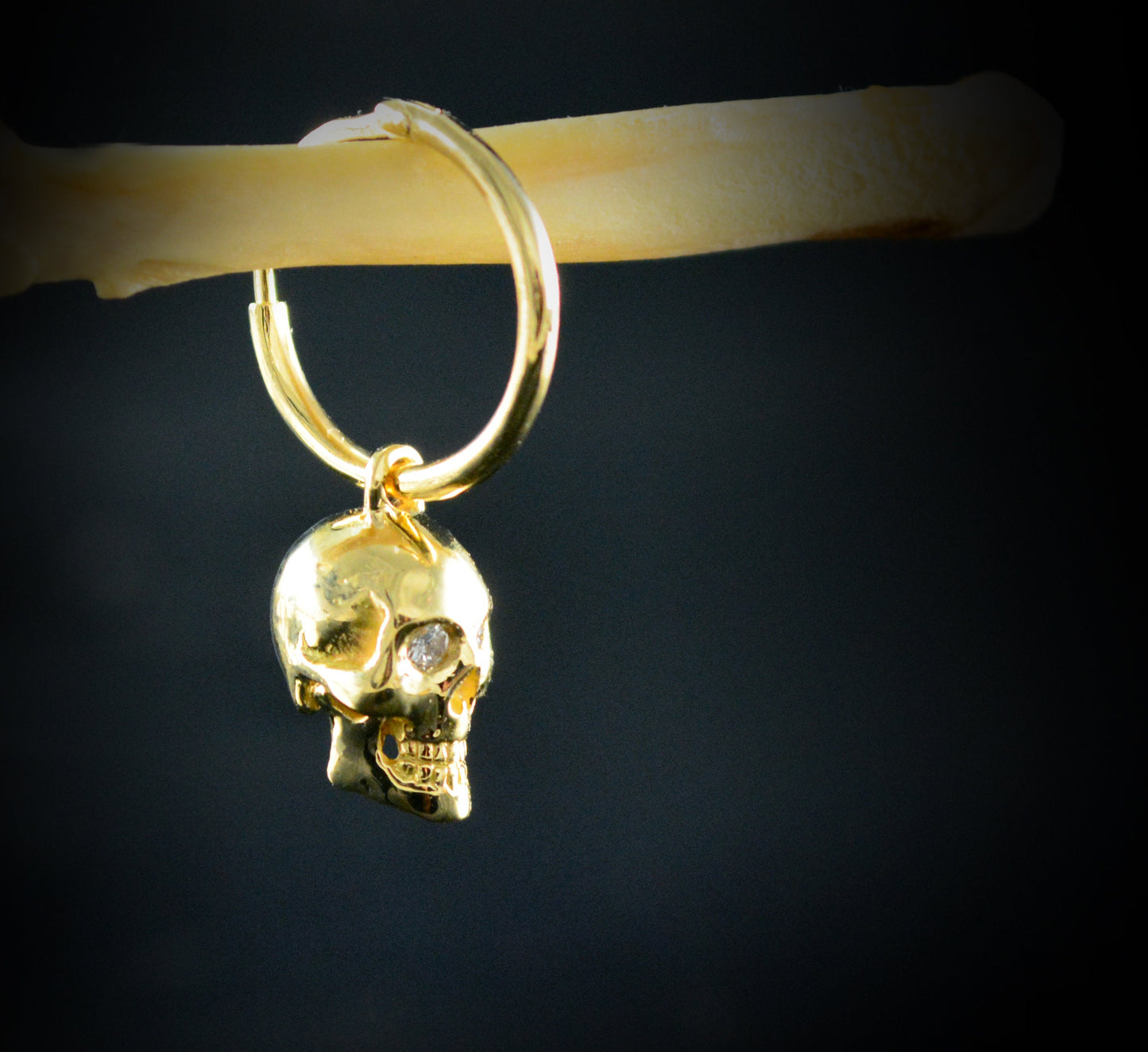 Aros con calavera de oro, Pendientes hechos a mano en oro 10k, 14k y 18k - D´Cast
