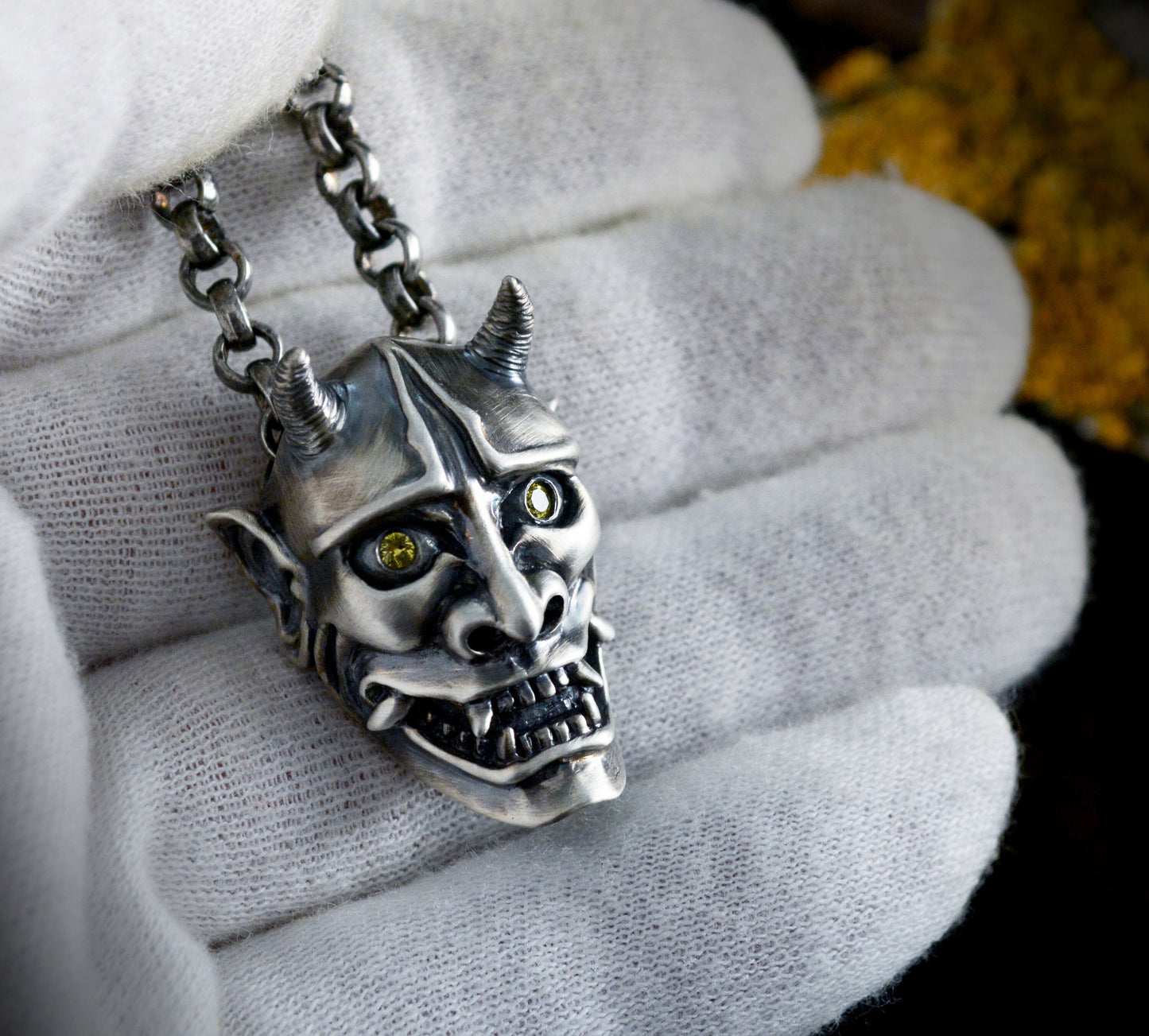 Colgante Demonio Oni de Japón en plata de ley y piedras naturales, Collar máscara de Hannya - D´Cast