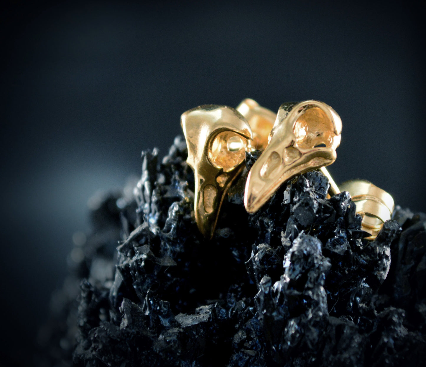 Pendientes cráneo de cuervo diminuto en oro, Pendientes góticos oro 10k, 14k y 18k, Pequeños pendientes vikingos - D´Cast