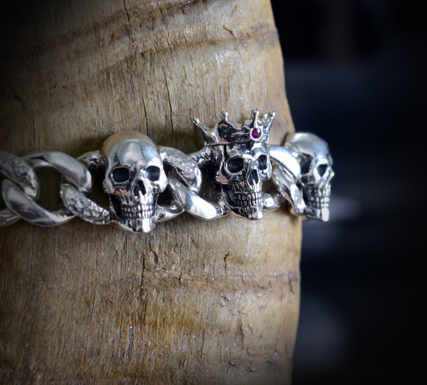 Pulsera de plata maciza con tres calaveras, eslabones de cadena cubana y cierre de caja con seguro, Memento mori