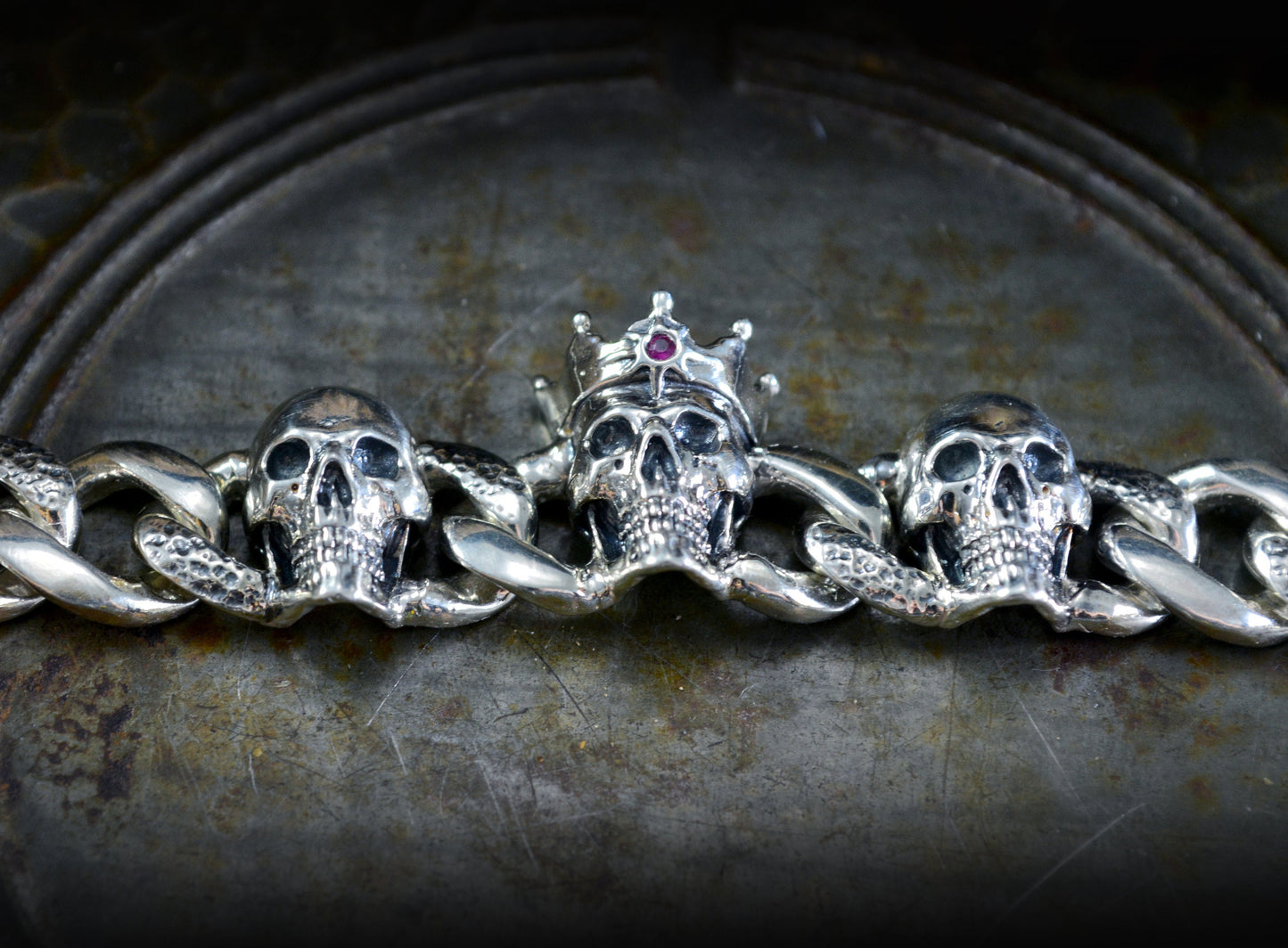 Pulsera de plata maciza con tres calaveras, eslabones de cadena cubana y cierre de caja con seguro, Memento mori
