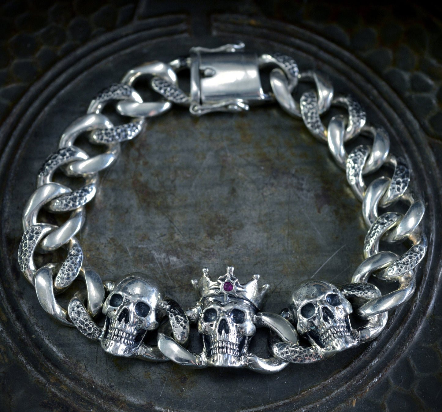 Pulsera de plata maciza con tres calaveras, eslabones de cadena cubana y cierre de caja con seguro, Memento mori