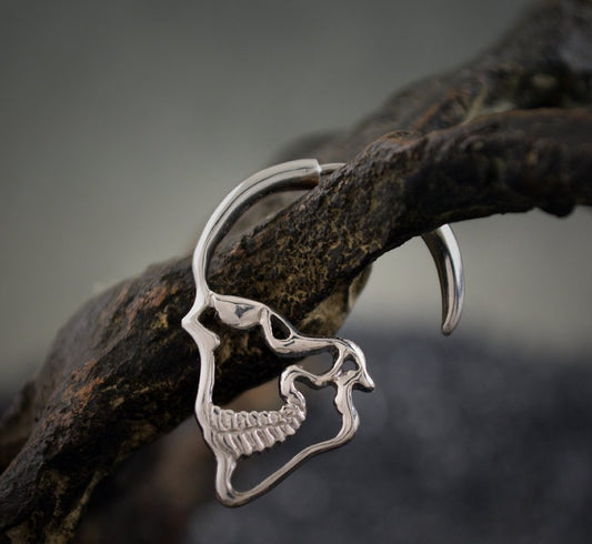Pendientes de aro plata Calaveras, Pendiente perfil calavera, Silueta calavera plata , Joyería gótica, Joyería unisex, Pendiente artesano - D´Cast