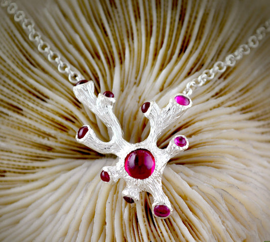 Gargantilla coral con gemas engastadas, Joyeria del mar