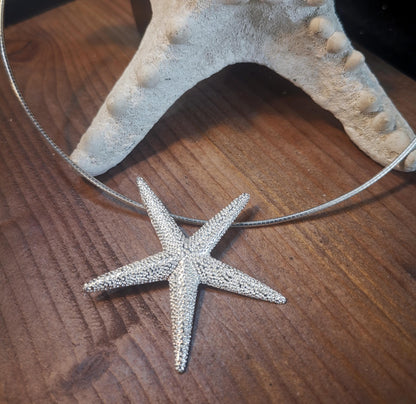 Colgante estrella de mar grande  hecho a mano en plata de ley, joyería oceánica bañada en oro, un regalo único para los amantes de la playa.