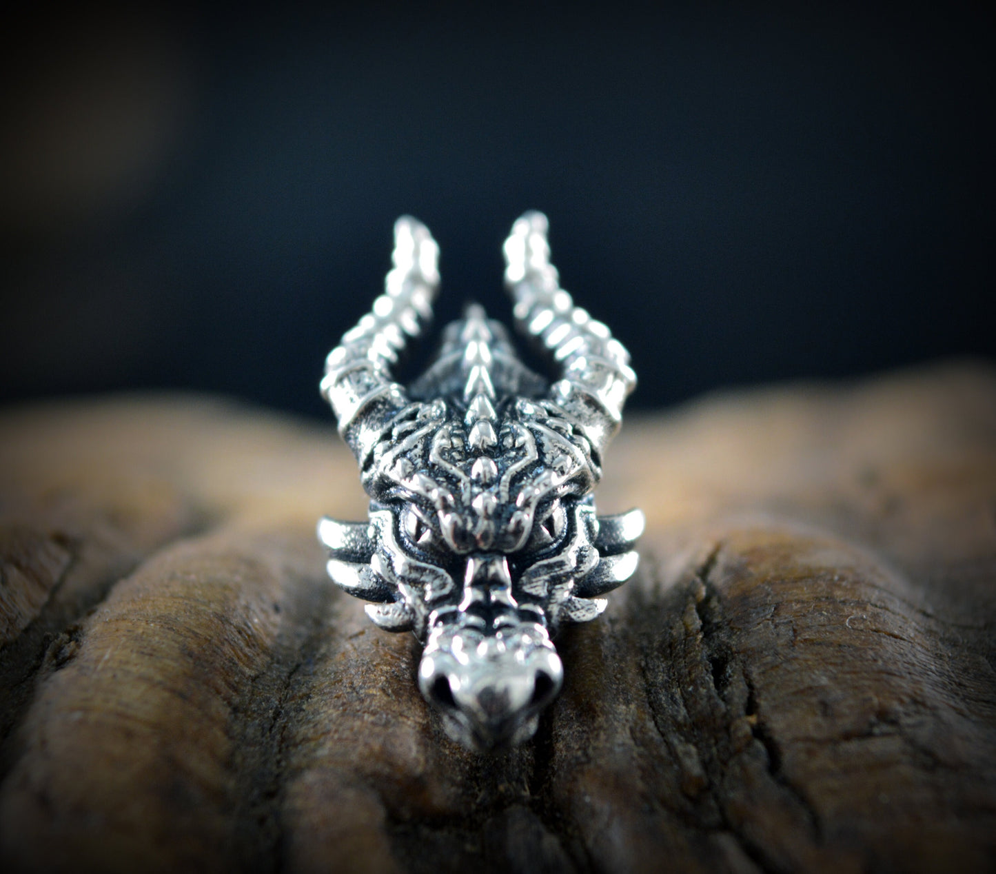 Pequeño colgante cabeza de dragon, Hecho a mano en plata deley maciza, Joyerias mistica y mitologica