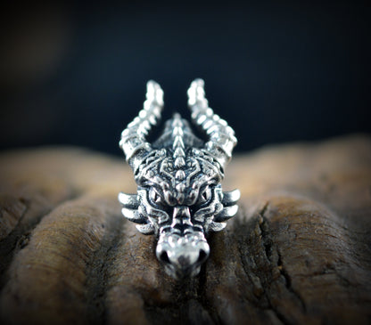 Pequeño colgante cabeza de dragon, Hecho a mano en plata deley maciza, Joyerias mistica y mitologica