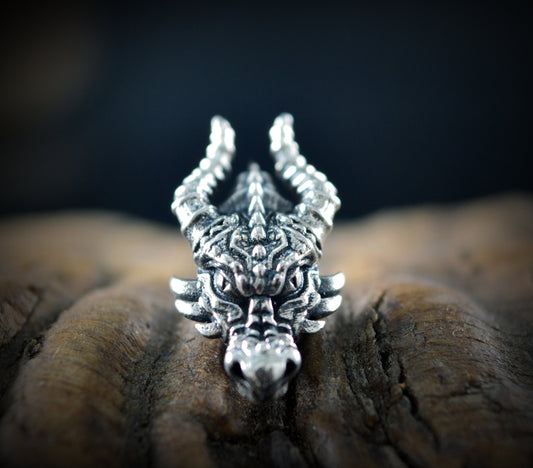 Pequeño colgante cabeza de dragon, Hecho a mano en plata deley maciza, Joyerias mistica y mitologica