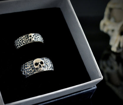Conjunto de alianzas con calavera hecho a mano en plata de ley y texturas martilladas