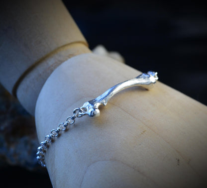 Pulsera de plata con fémur pequeño con cadena rolo