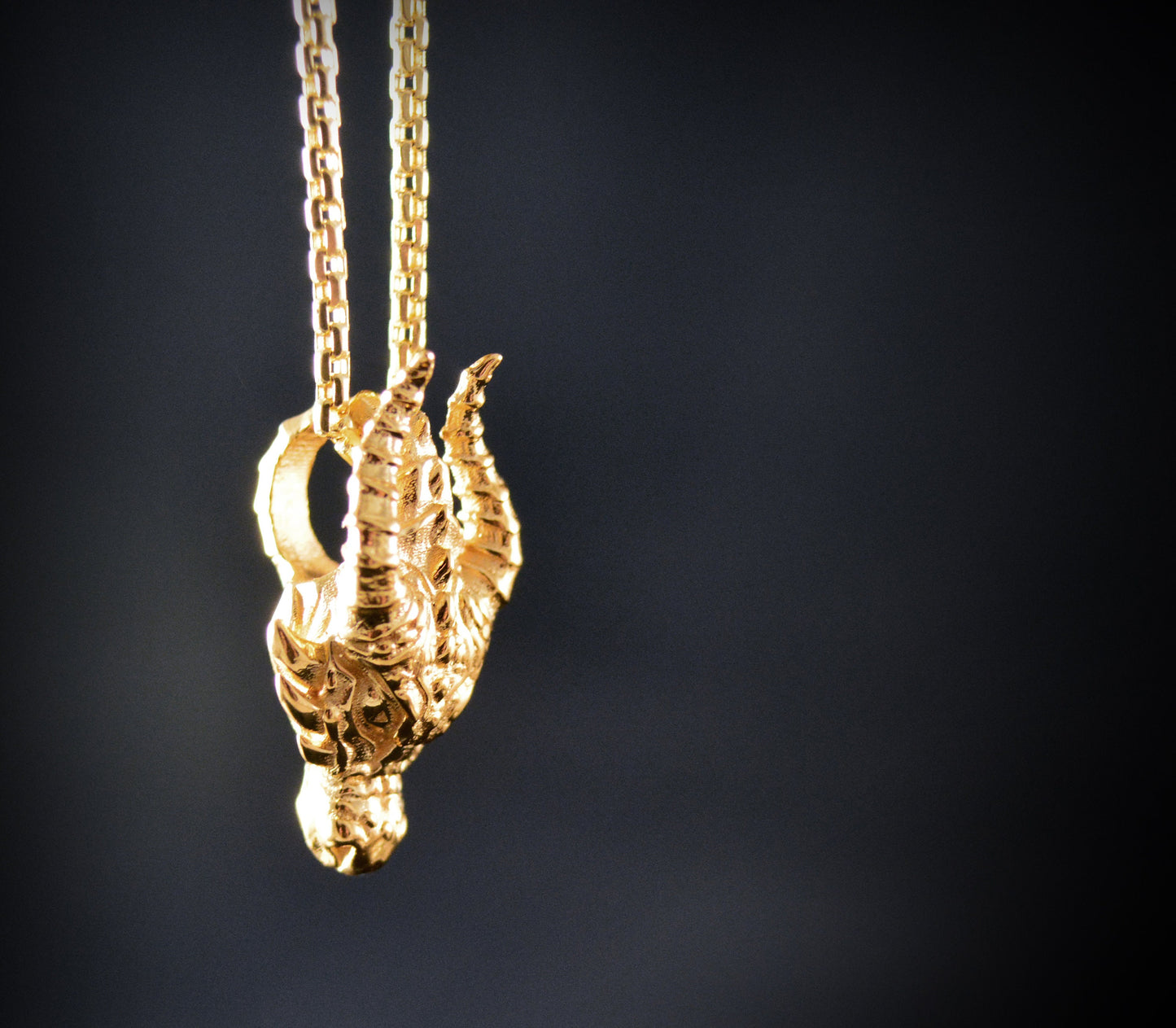 Pequeño colgante cabeza de dragon, Hecho a mano en plata deley maciza, Joyerias mistica y mitologica