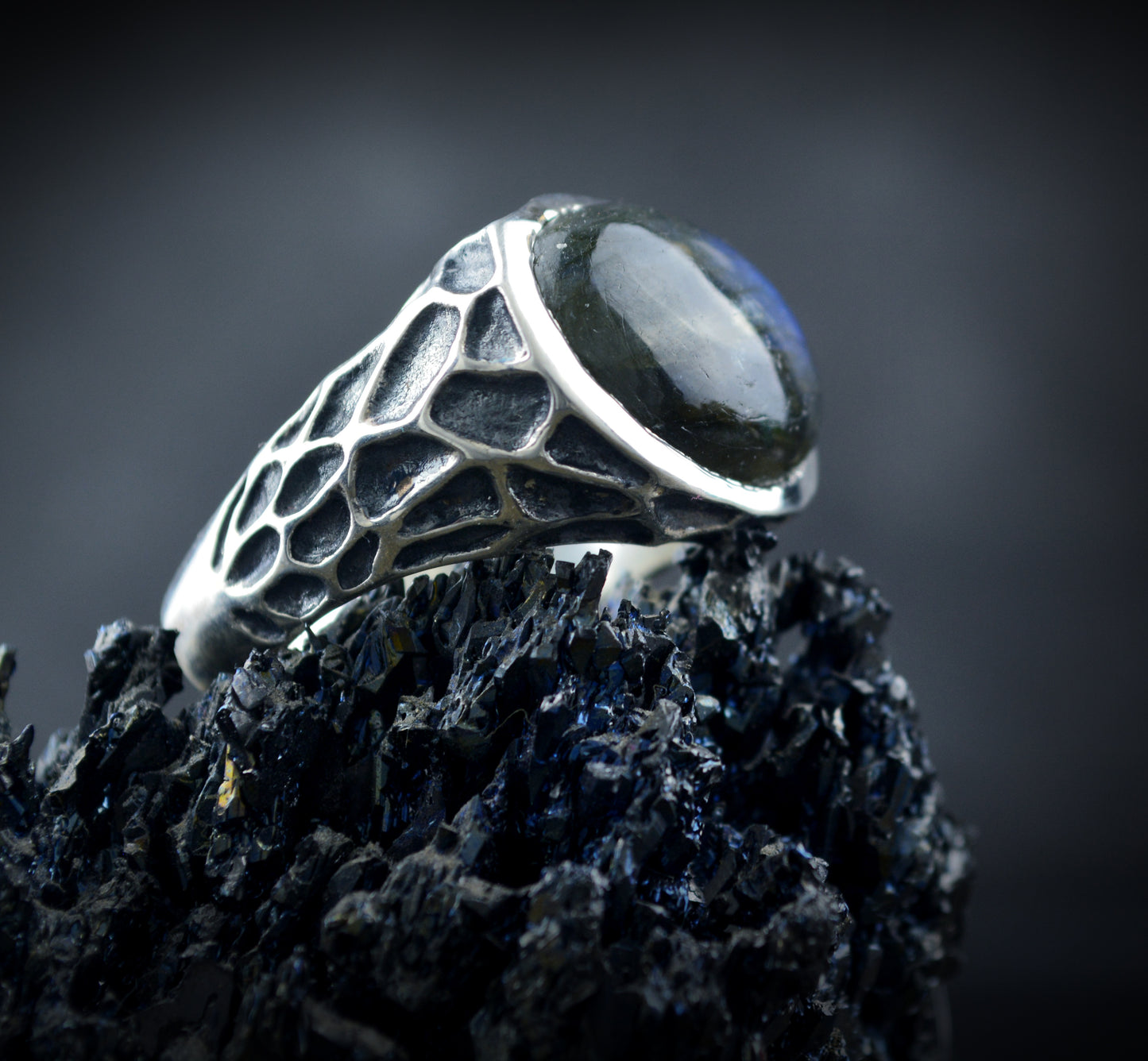 Anillo  sello con labradorita ovalada y texturas armónicas, Edición Limitada