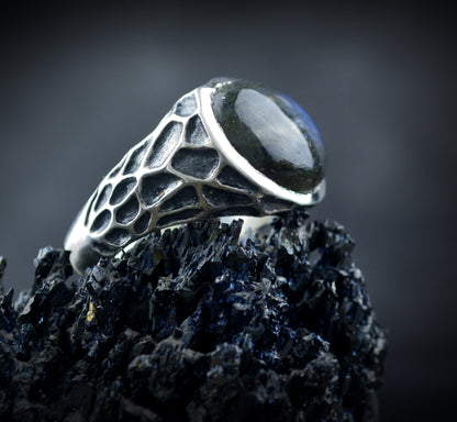 Anillo  sello con labradorita ovalada y texturas armónicas, Edición Limitada