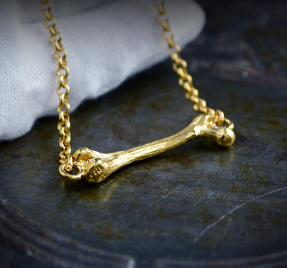 Pulsera de plata con fémur pequeño con cadena rolo