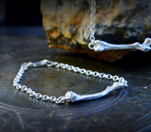 Pulsera de plata con fémur pequeño con cadena rolo