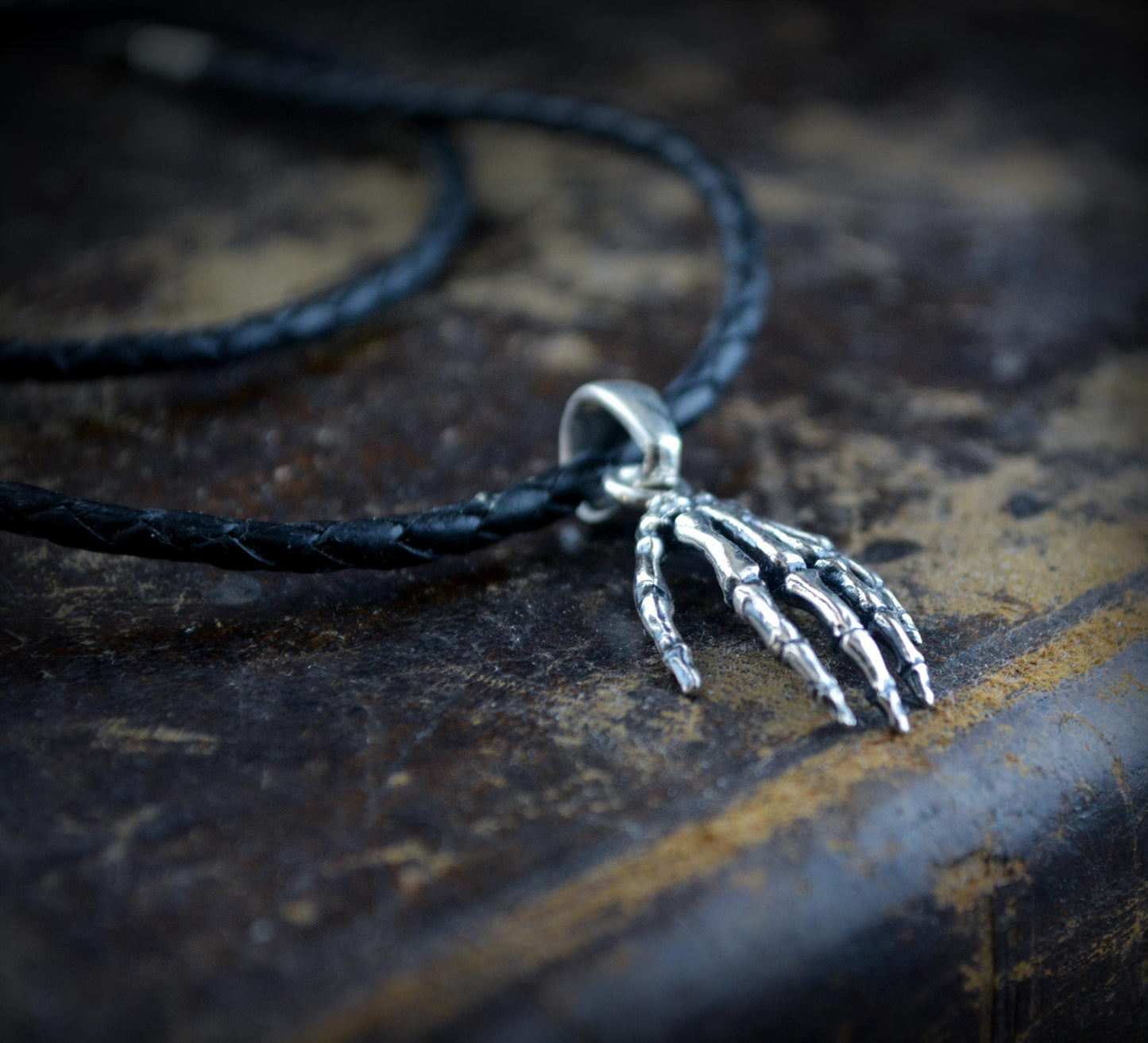 Colgante Mano Esqueleto Plata de Ley | Joyería Gótica Halloween Hecha a Mano | Colgante Estilo Tatuaje Alternativo