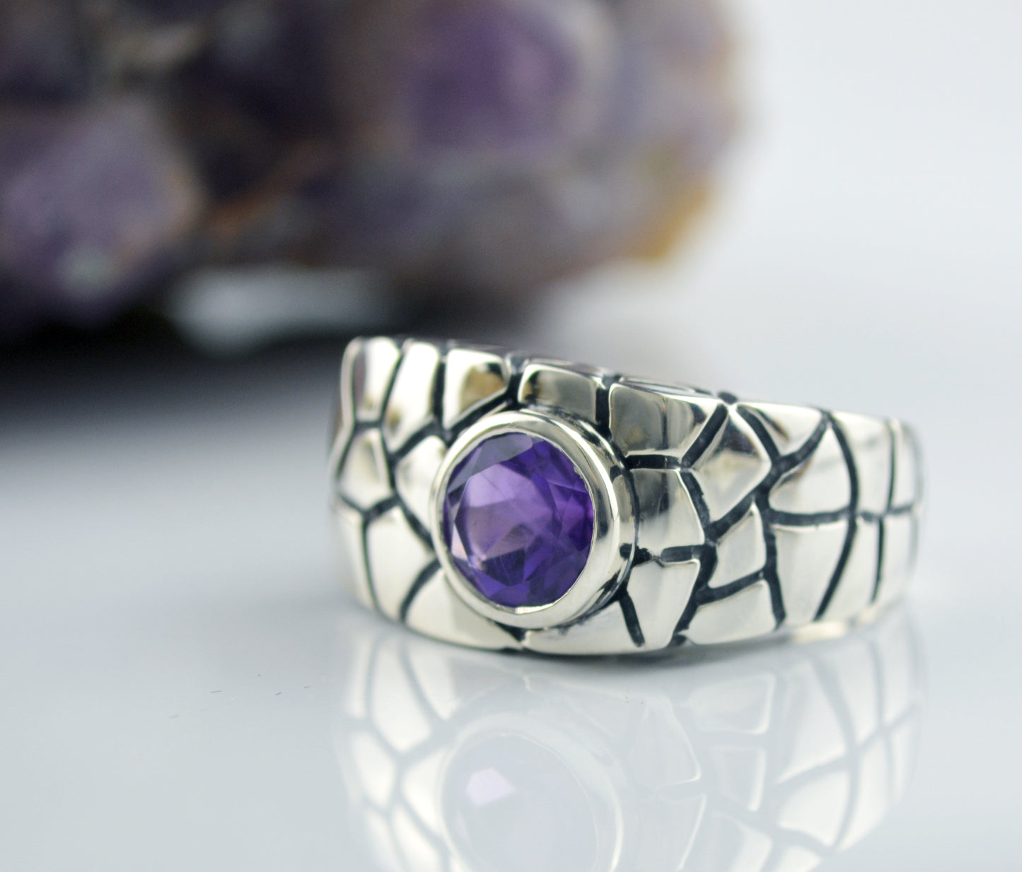 Anillo de sello cuadrado de plata con texturas agrietadas y una piedra natural