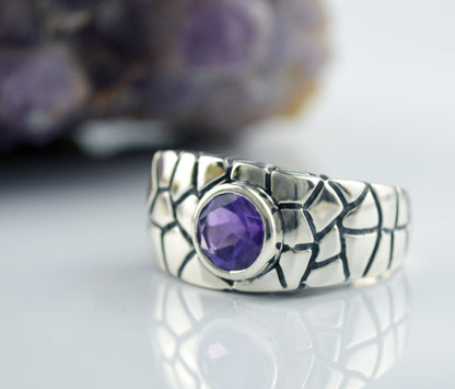 Anillo de sello cuadrado de plata con texturas agrietadas y una piedra natural