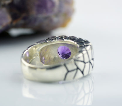 Anillo de sello cuadrado de plata con texturas agrietadas y una piedra natural