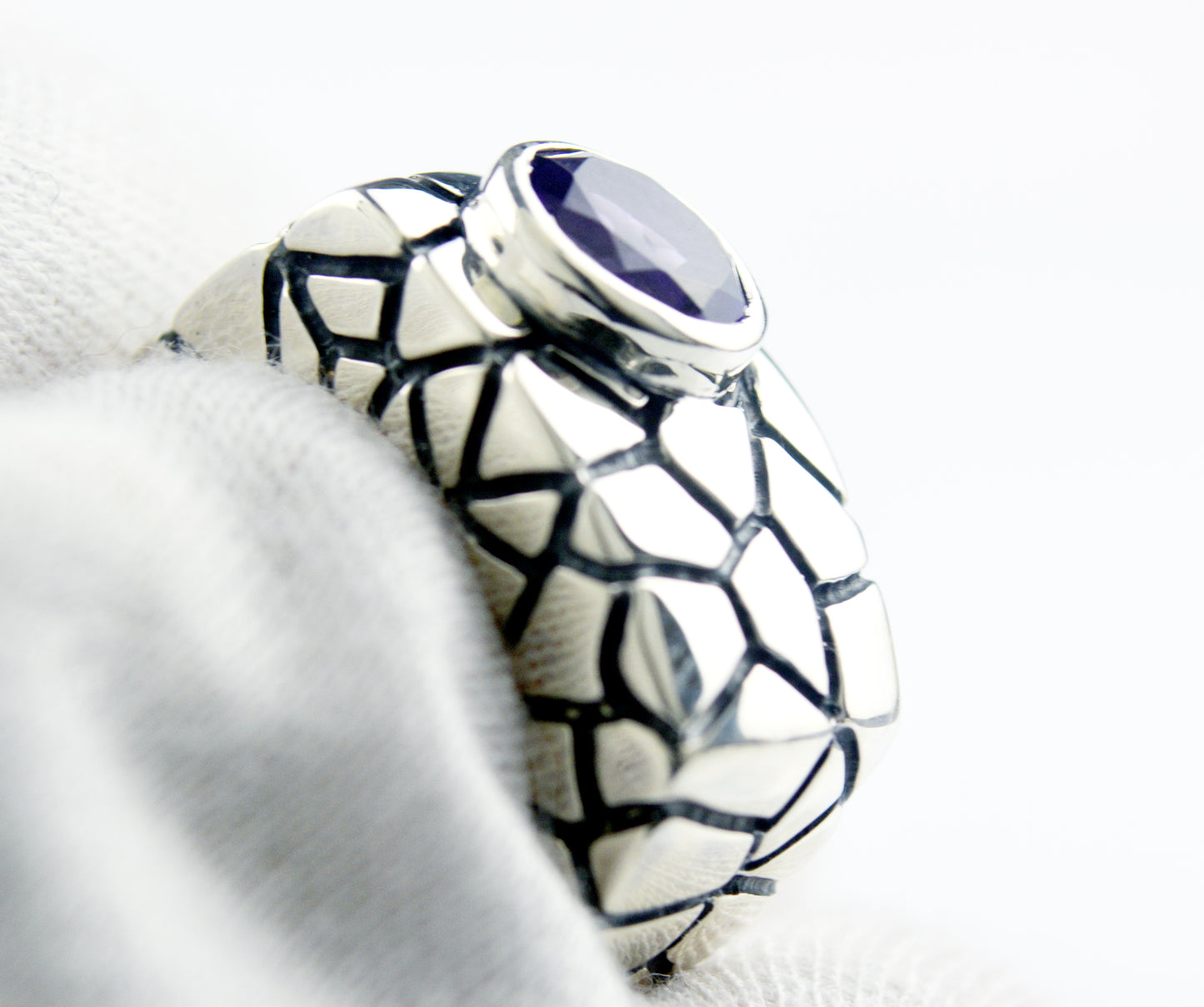 Anillo de sello cuadrado de plata con texturas agrietadas y una piedra natural