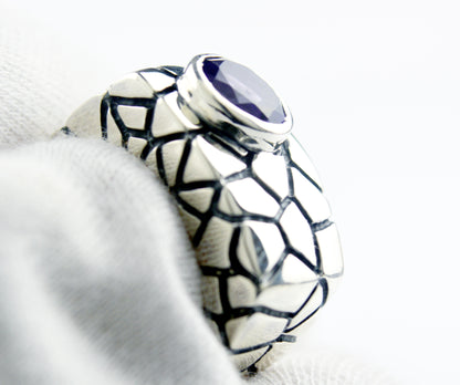 Anillo de sello cuadrado de plata con texturas agrietadas y una piedra natural