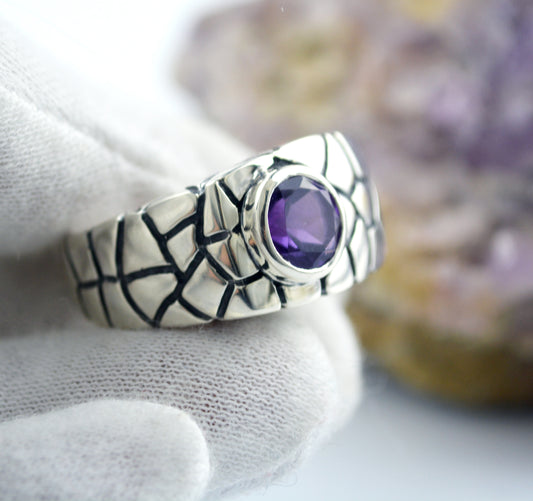 Anillo de sello cuadrado de plata con texturas agrietadas y una piedra natural