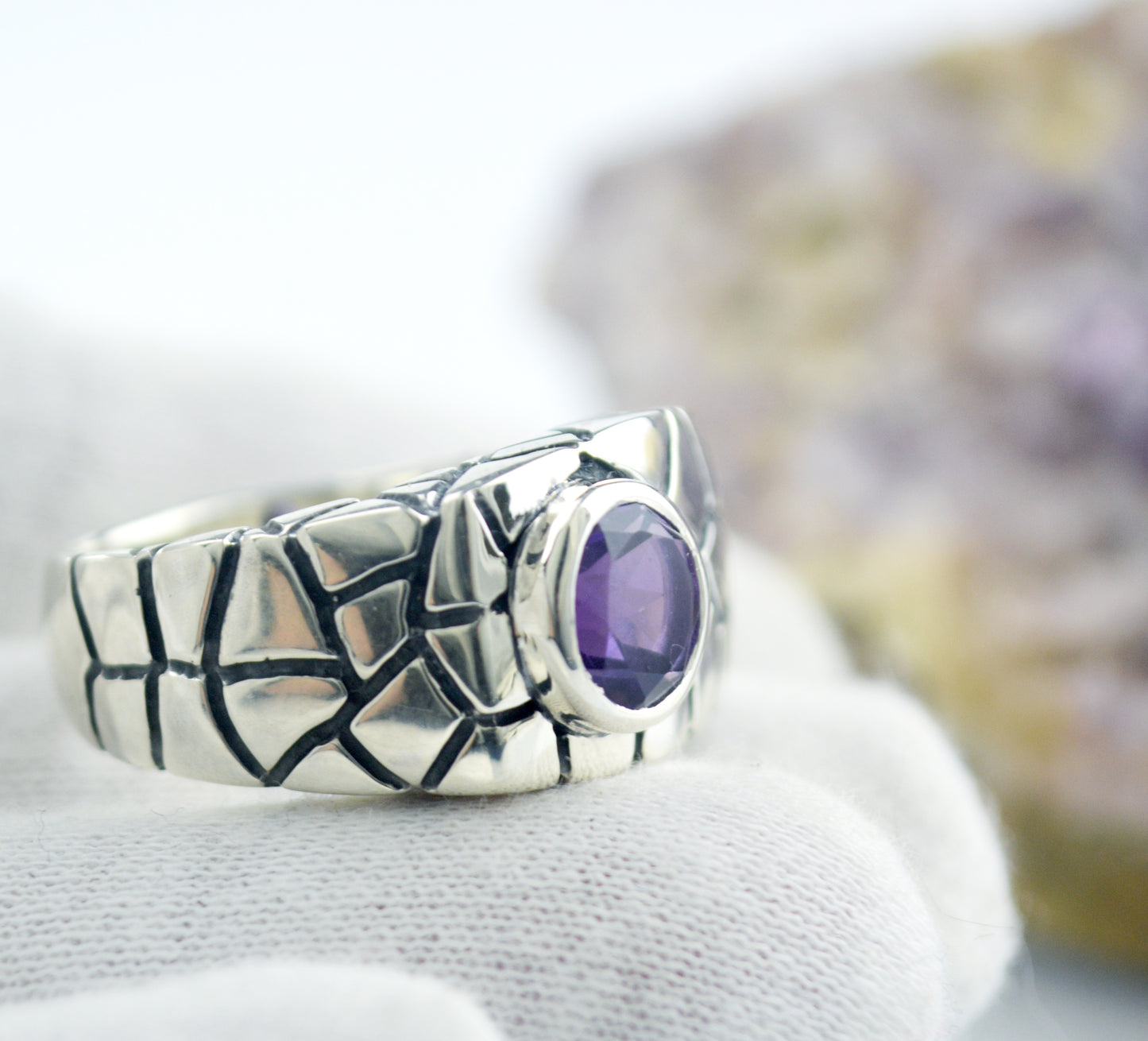 Anillo de sello cuadrado de plata con texturas agrietadas y una piedra natural