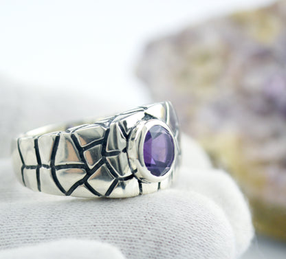 Anillo de sello cuadrado de plata con texturas agrietadas y una piedra natural