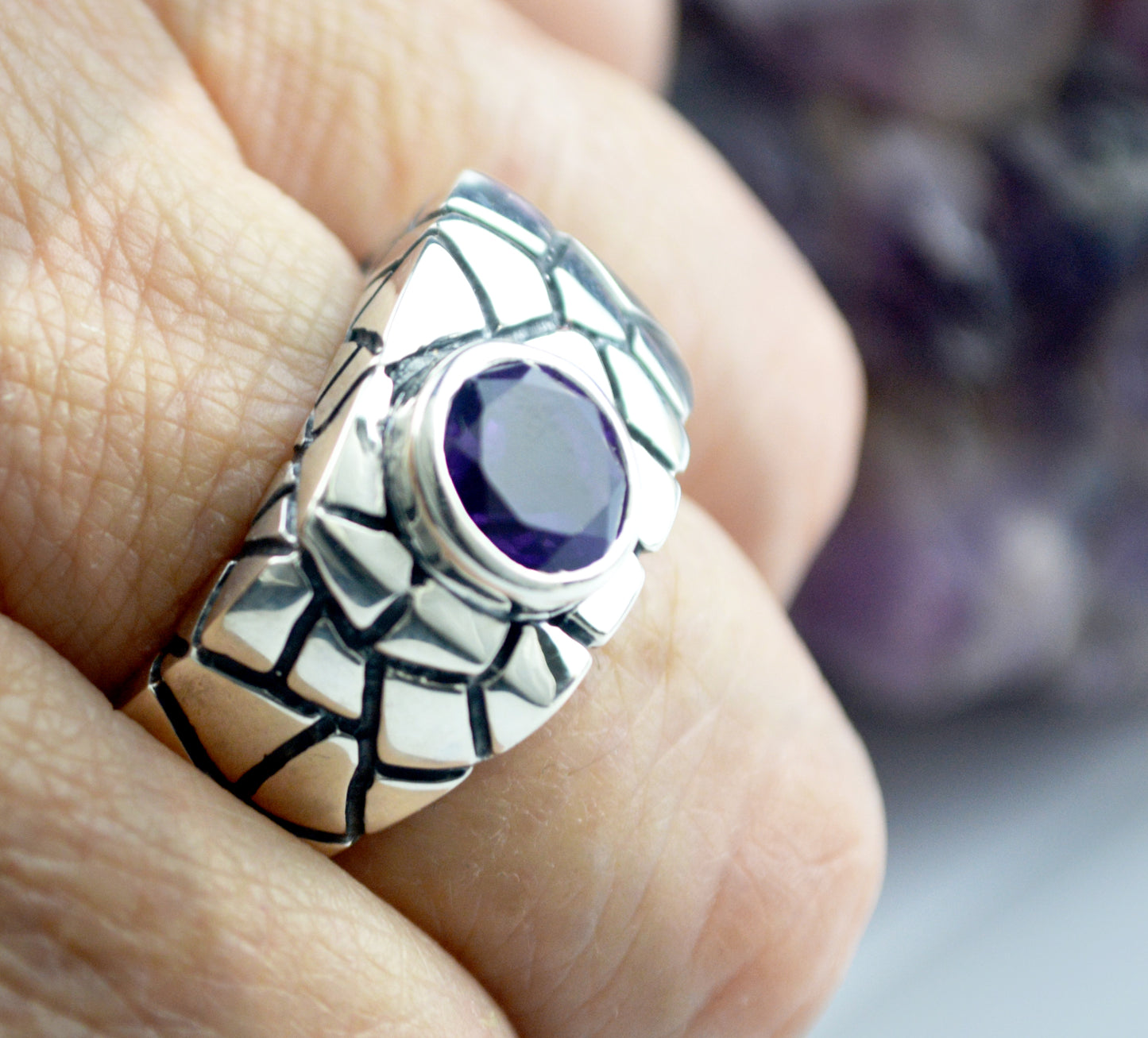 Anillo de sello cuadrado de plata con texturas agrietadas y una piedra natural