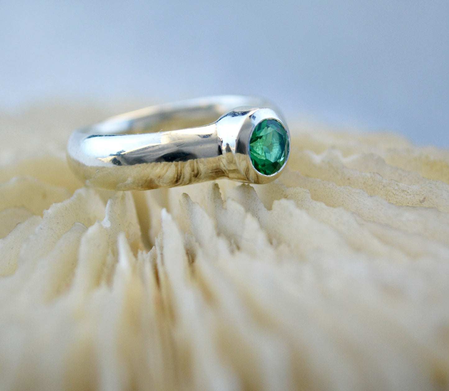 Halo – Anillo de plata con gema engastada