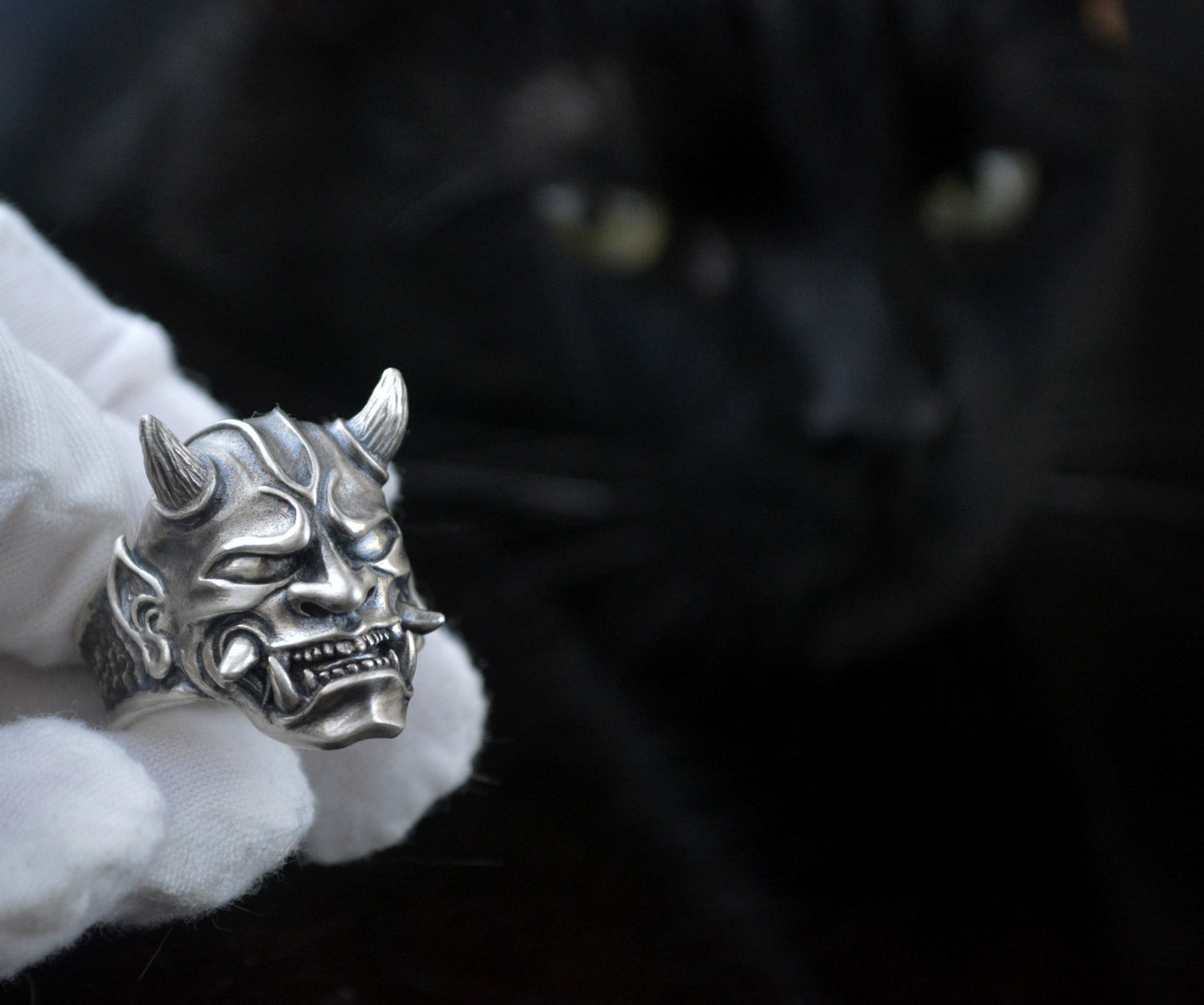 ONI – Guardián de la Sombra | Anillo en Plata de Ley 925 Esculpido a Mano - D´Cast