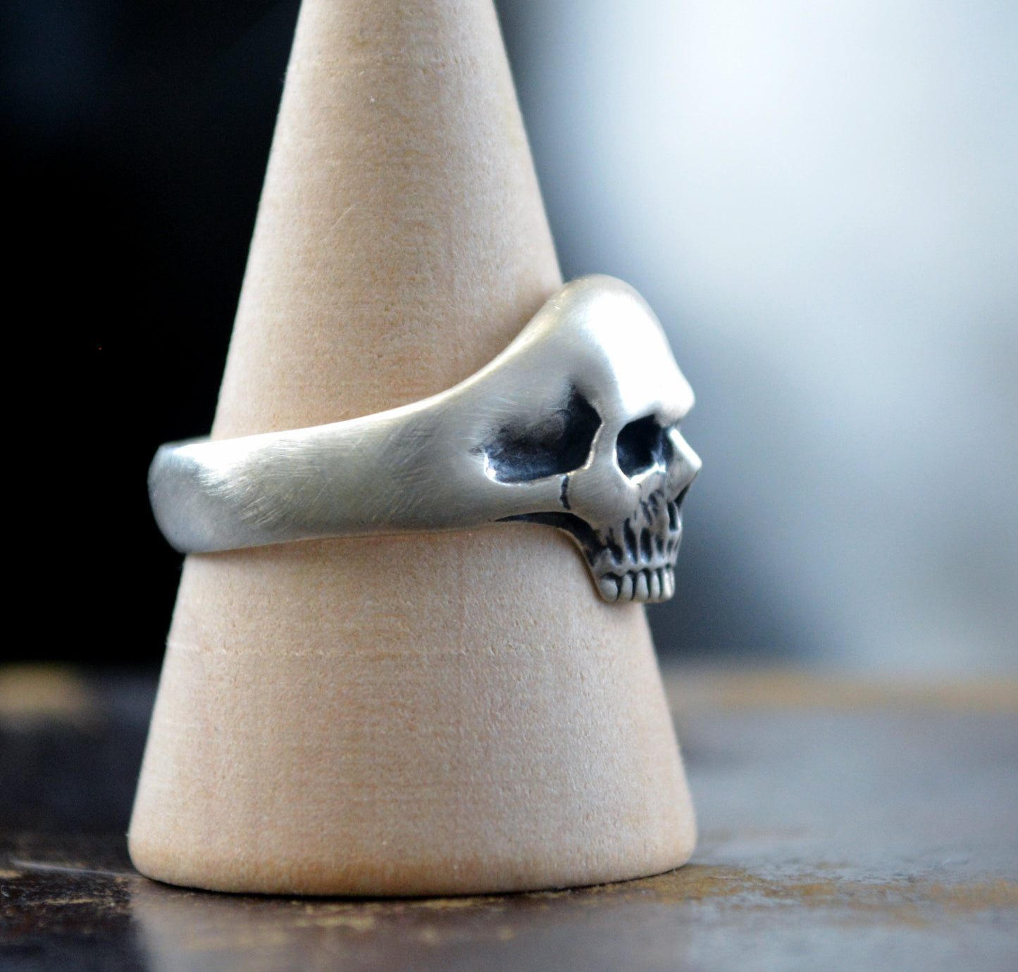 ACalavera Silente — Anillo de Calavera en Plata Maciza Hecho a Mano