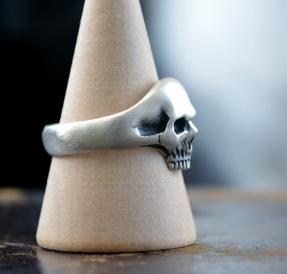 ACalavera Silente — Anillo de Calavera en Plata Maciza Hecho a Mano