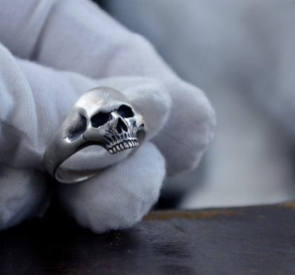 ACalavera Silente — Anillo de Calavera en Plata Maciza Hecho a Mano