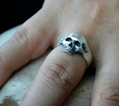 ACalavera Silente — Anillo de Calavera en Plata Maciza Hecho a Mano