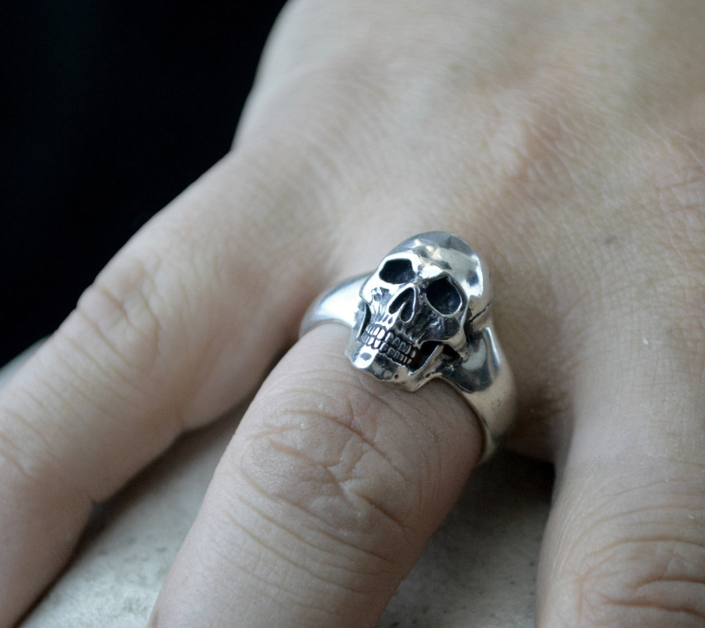 Cráneo Núcleo — Anillo de Calavera en Plata Maciza Hecho a Mano