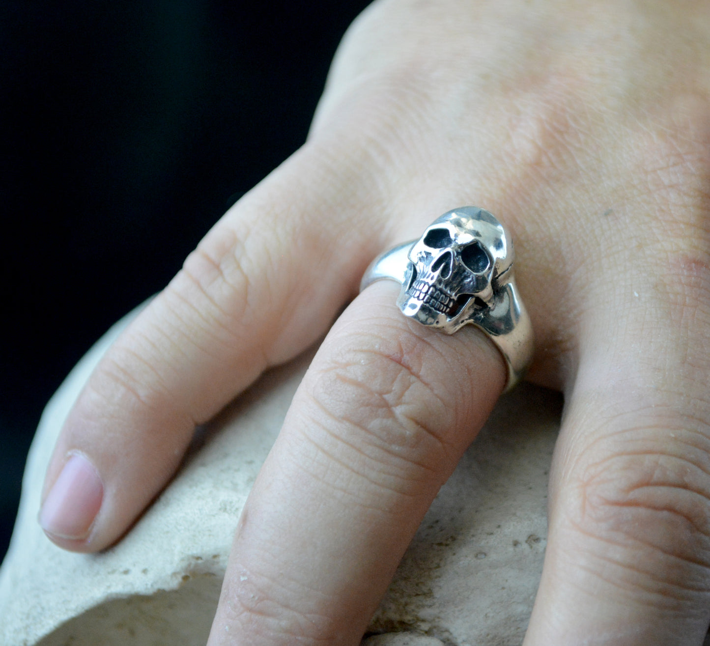 Cráneo Núcleo — Anillo de Calavera en Plata Maciza Hecho a Mano