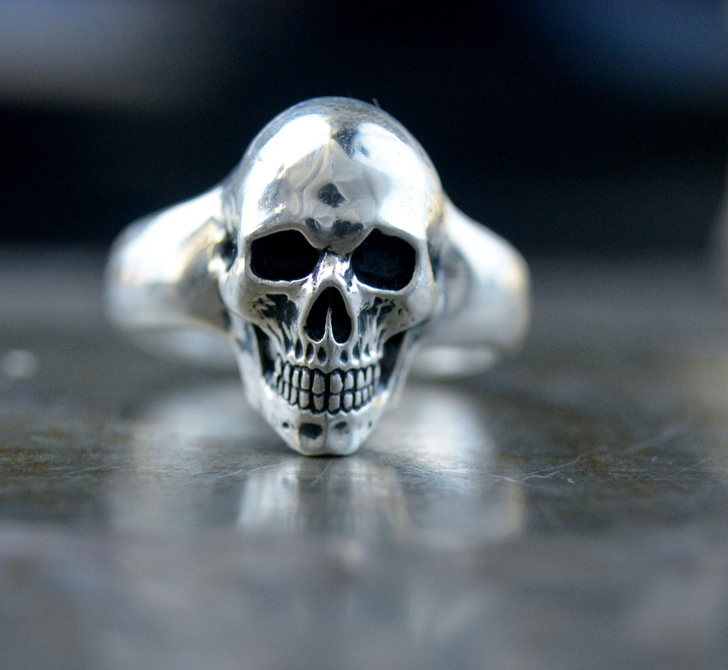Cráneo Núcleo — Anillo de Calavera en Plata Maciza Hecho a Mano