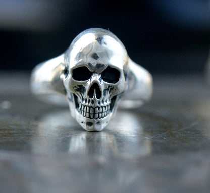 Cráneo Núcleo — Anillo de Calavera en Plata Maciza Hecho a Mano