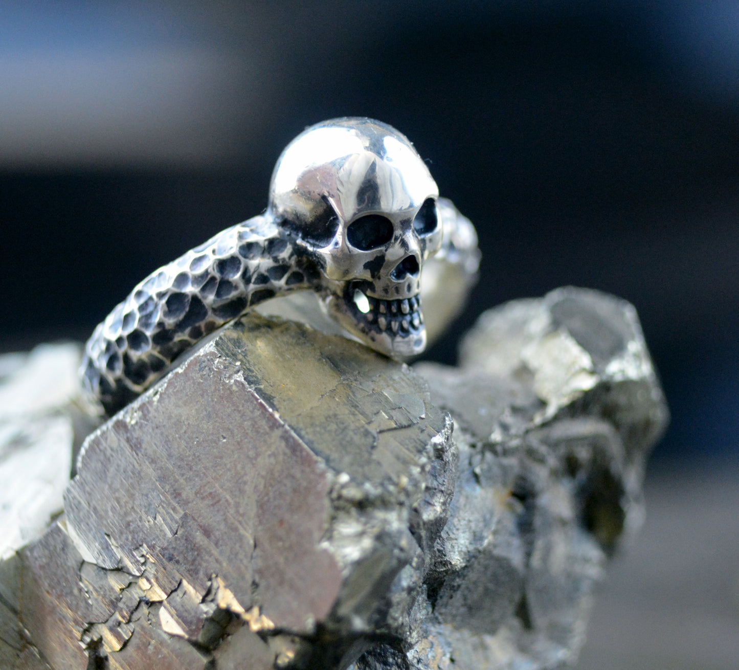 Cráneo Ritual — Anillo de Calavera en Plata Maciza Hecho a Mano