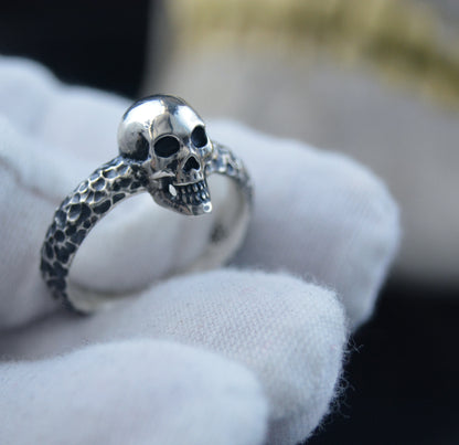 Cráneo Ritual — Anillo de Calavera en Plata Maciza Hecho a Mano