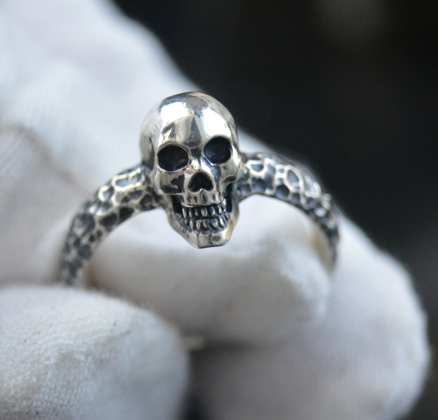 Cráneo Ritual — Anillo de Calavera en Plata Maciza Hecho a Mano