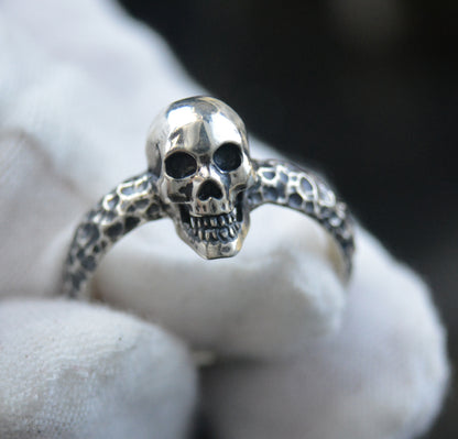 Cráneo Ritual — Anillo de Calavera en Plata Maciza Hecho a Mano
