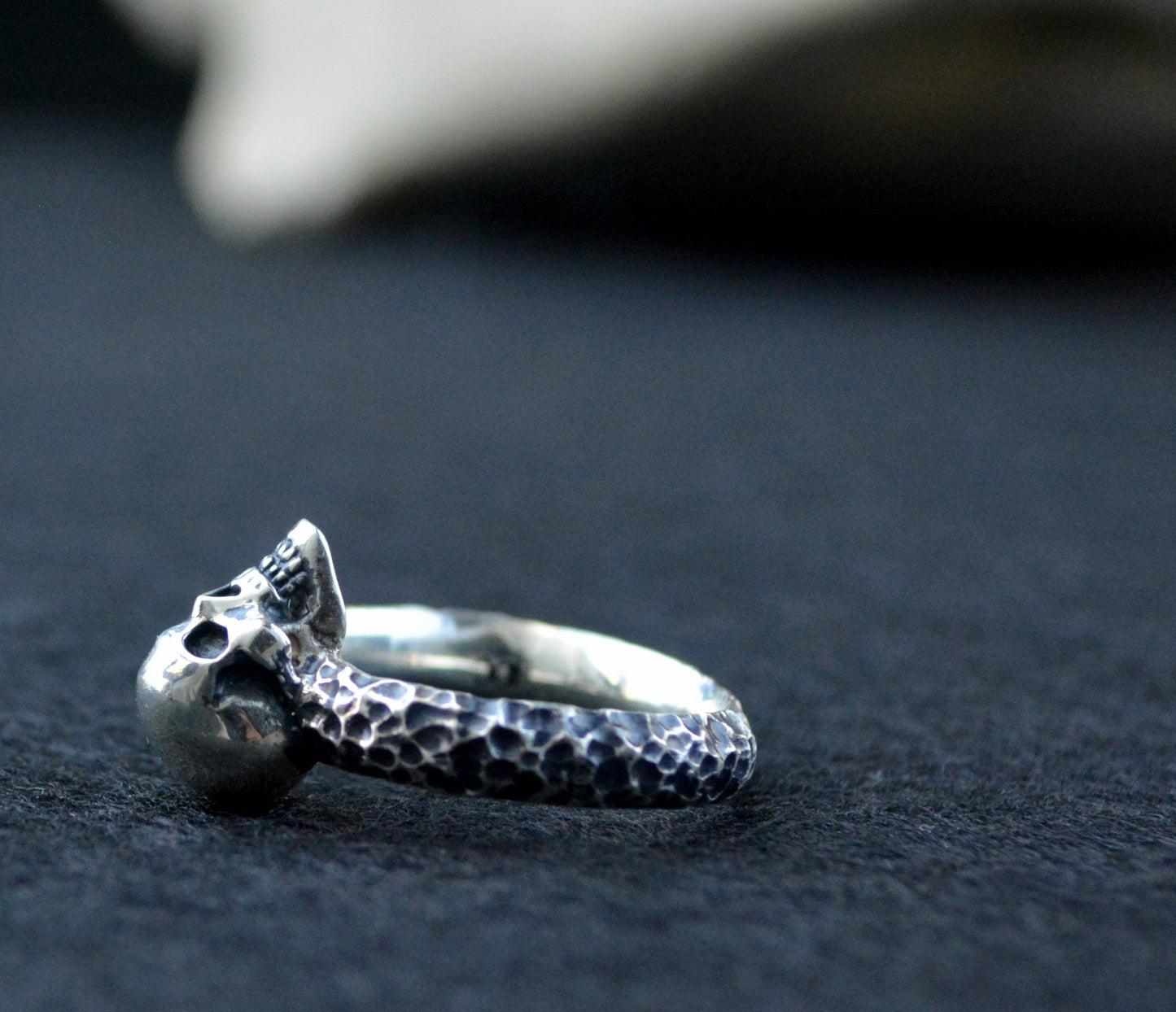 Cráneo Ritual — Anillo de Calavera en Plata Maciza Hecho a Mano