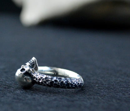 Cráneo Ritual — Anillo de Calavera en Plata Maciza Hecho a Mano