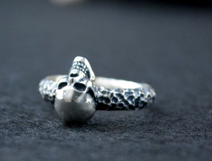 Cráneo Ritual — Anillo de Calavera en Plata Maciza Hecho a Mano