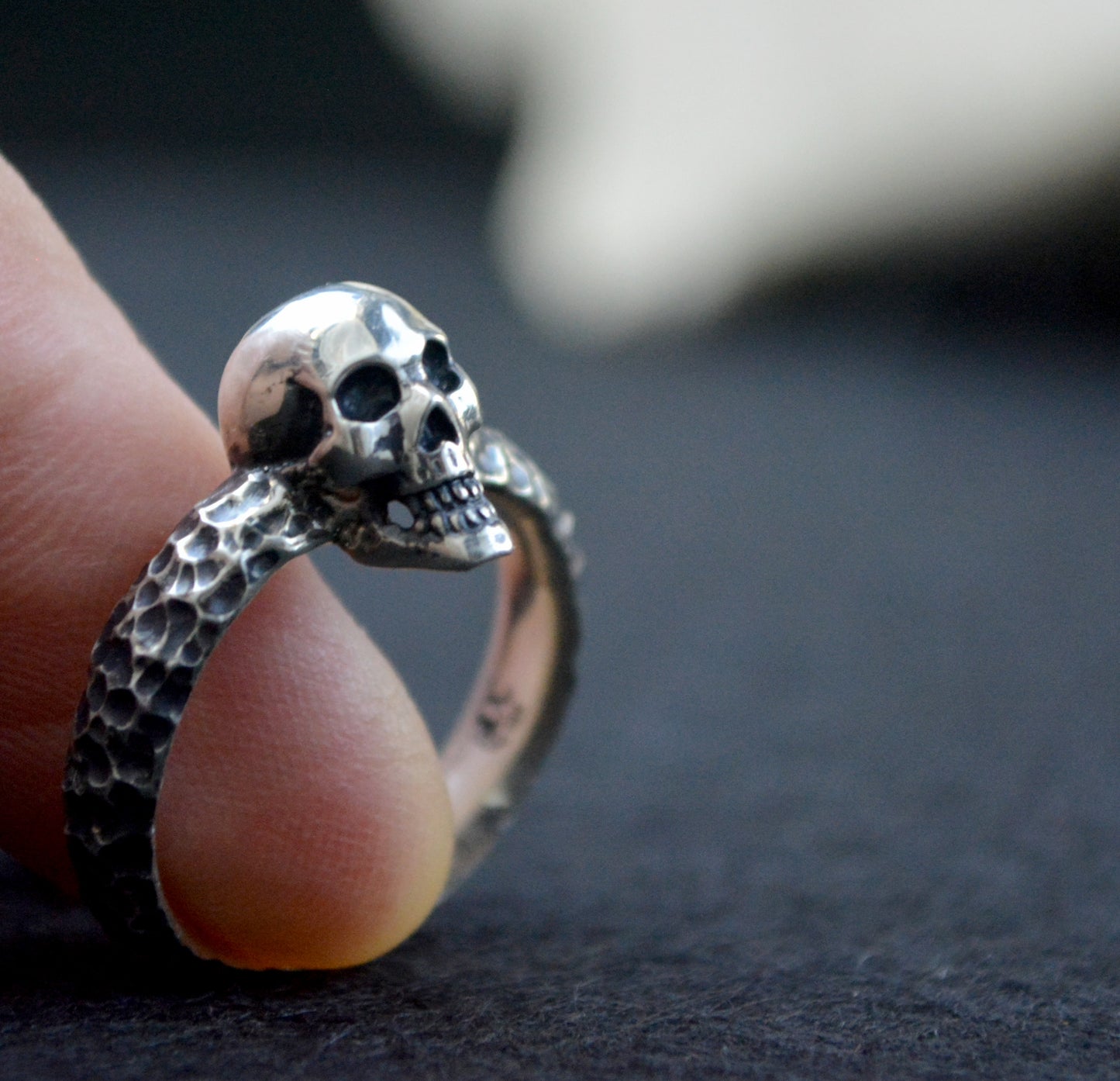 Cráneo Ritual — Anillo de Calavera en Plata Maciza Hecho a Mano
